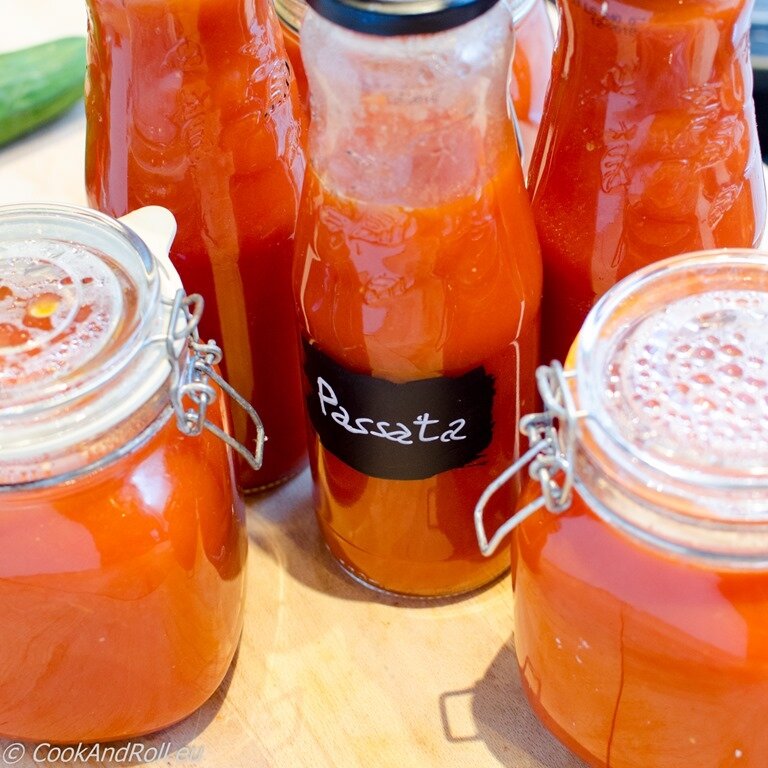 Recette de cuisine : Soupe à la tomate avec les légumes du potager et  stérilisation dans des bocaux 