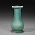 Petit vase en porcelaine céladon longquan. chine, dynastie song du sud, xiiie siècle