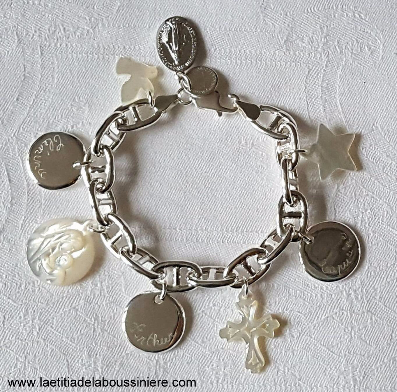 Bracelet sur chaîne argent massif mailles marine composé de 3 médailles en argent massif gravées et de pendentifs en nacre