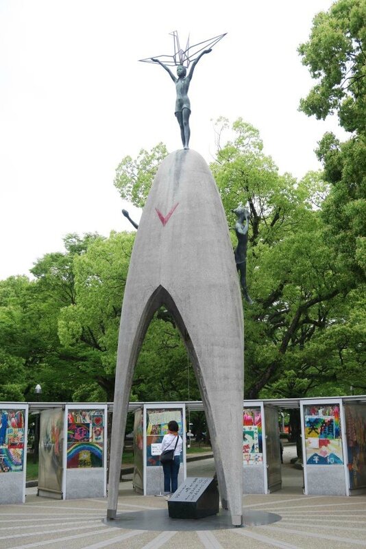16-05-15_06_Hiroshima_monument grue