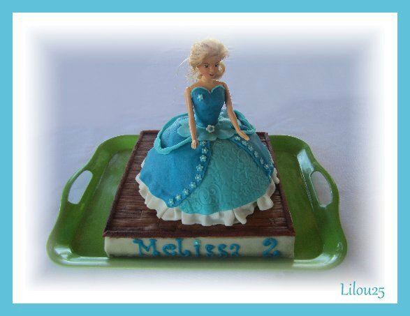 Gâteau anniversaire Barbie bleu