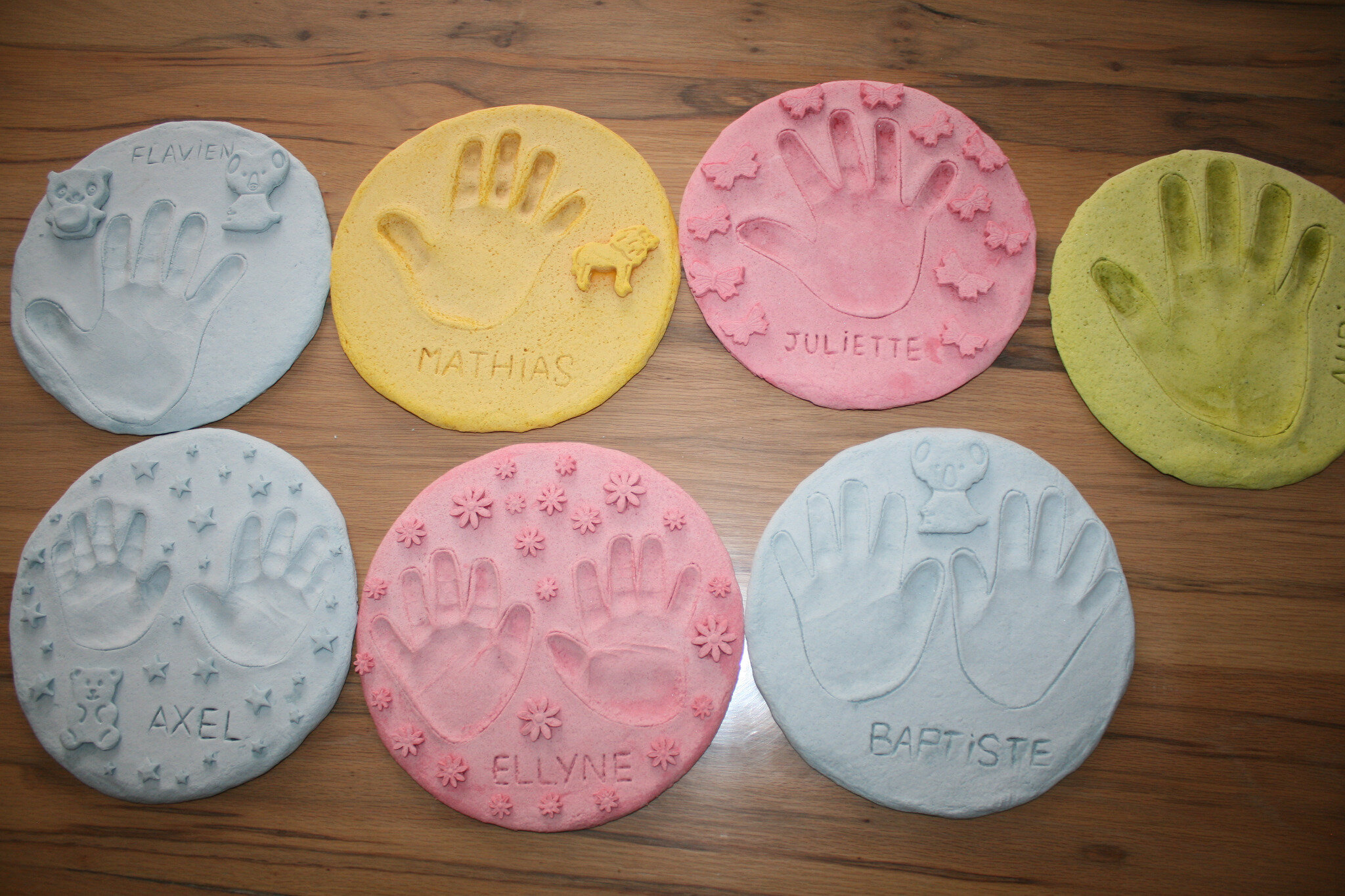 Empreintes de mains en pâte à sel - Les Lutins Créatifs, bricolage pour  enfants.