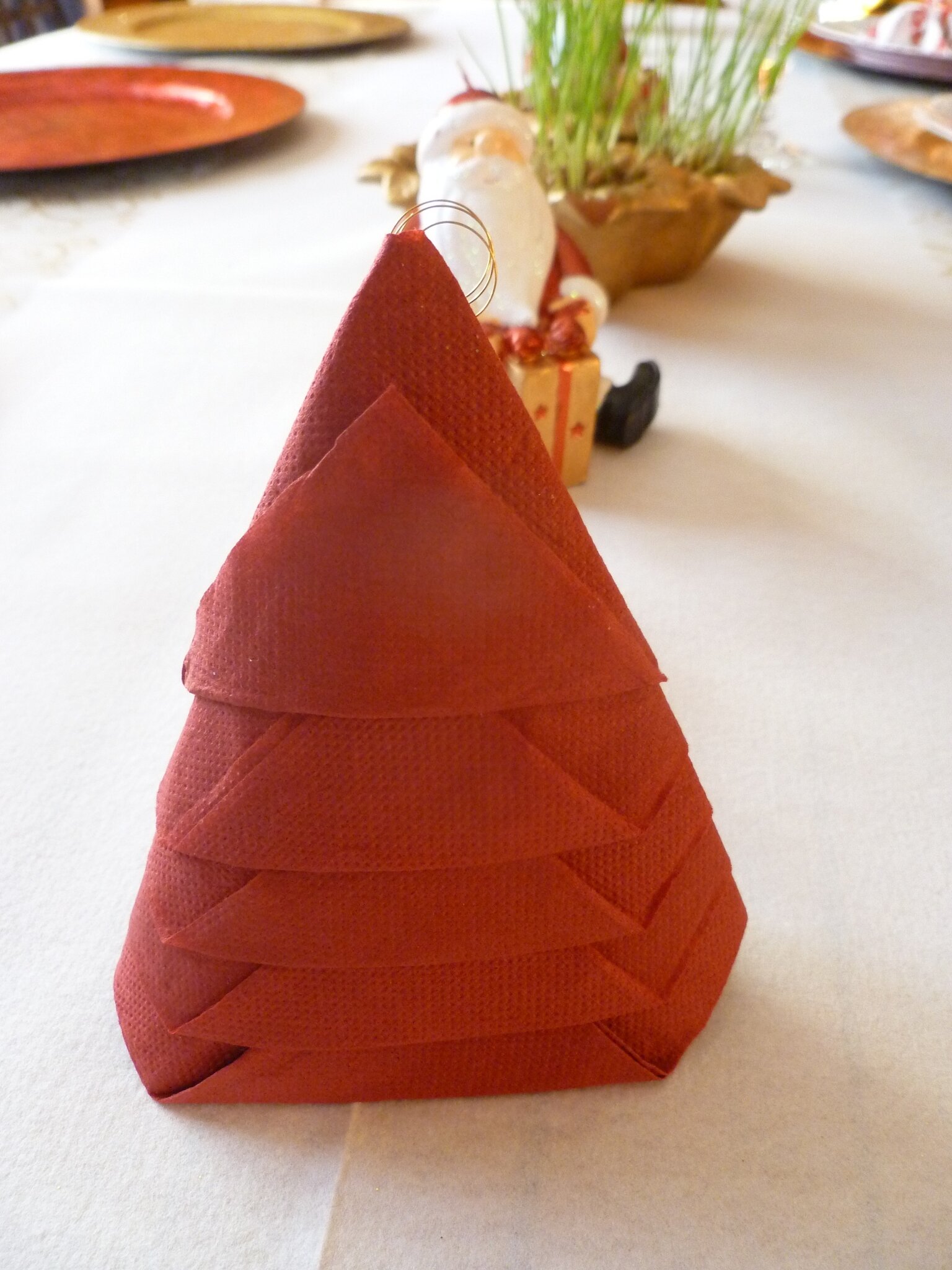 Pliage de serviette de table en forme de sapin de Noël, plier une serviette  de table en papier, réaliser un sapin de noel en papier,pliage de serviette  de table en papier en