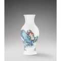 Vase en porcelaine de la famille rose. chine, dynastie qing, époque yongzheng (1723-1735)