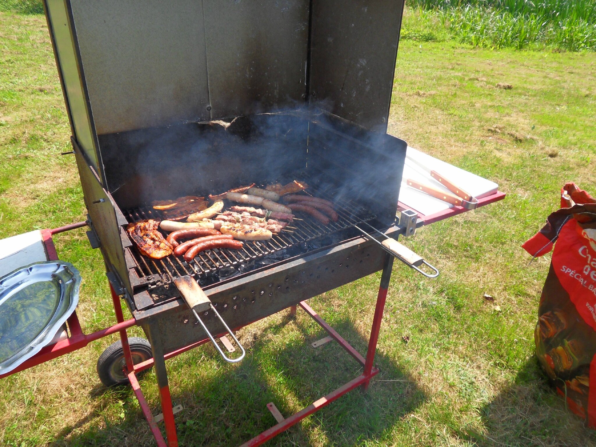 Portail Et Barbecue Bienvenue Sur Etang Et Chalet