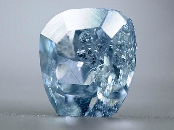 Flawless Blue Diamond May Fetch Record 55 Million Sotheby S Auction House Alain R Truong