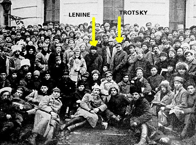 1921-Lenine-Trotsky et les soldats sovietiques
