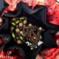 Bourse velours noire, intérieur rouge à fleurs soie 
