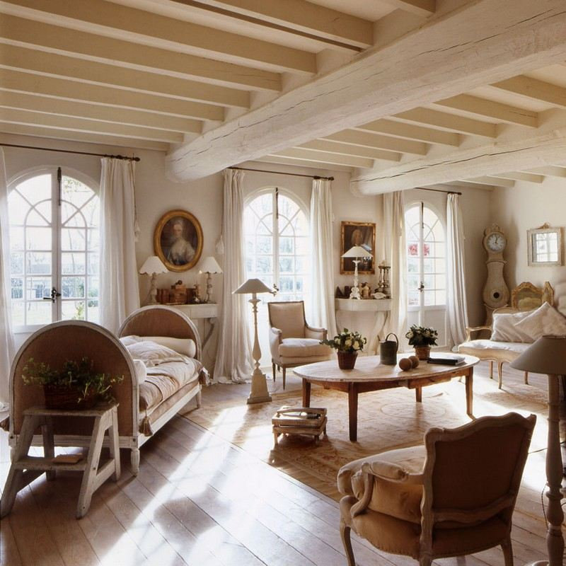 decoration-maison-campagne-poutres-apparentes-salon-meubles-bois-rideaux-blancs