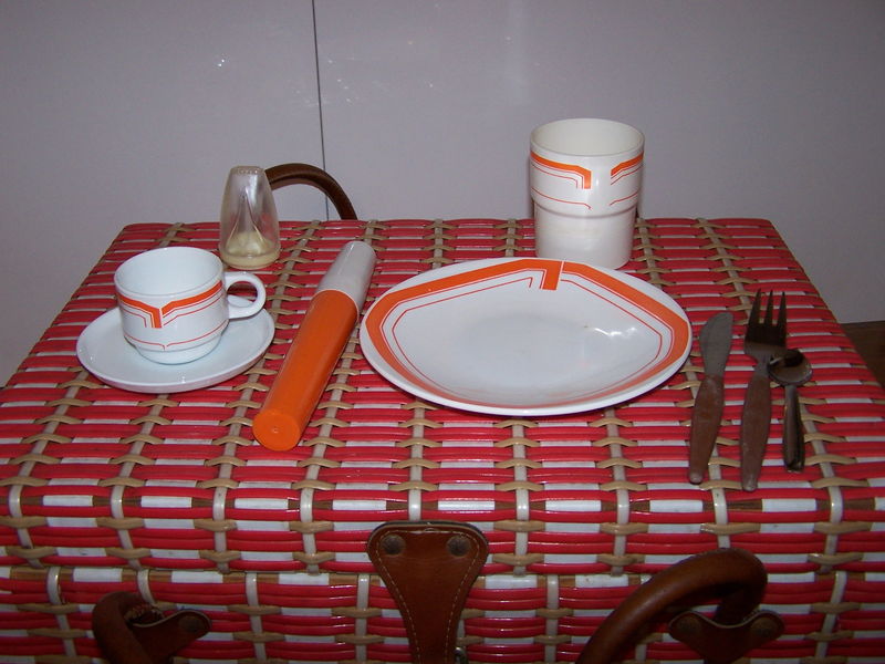 Set de pique-nique vintage en plastique orange, année 70