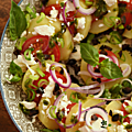 Salade de pomme de terre, tomate, feta, olive noire, basilic & pesto. tout simplement.