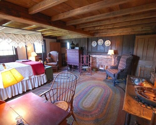 6601447b02b240f9_7608-w500-h400-b0-p0--farmhouse-bedroom