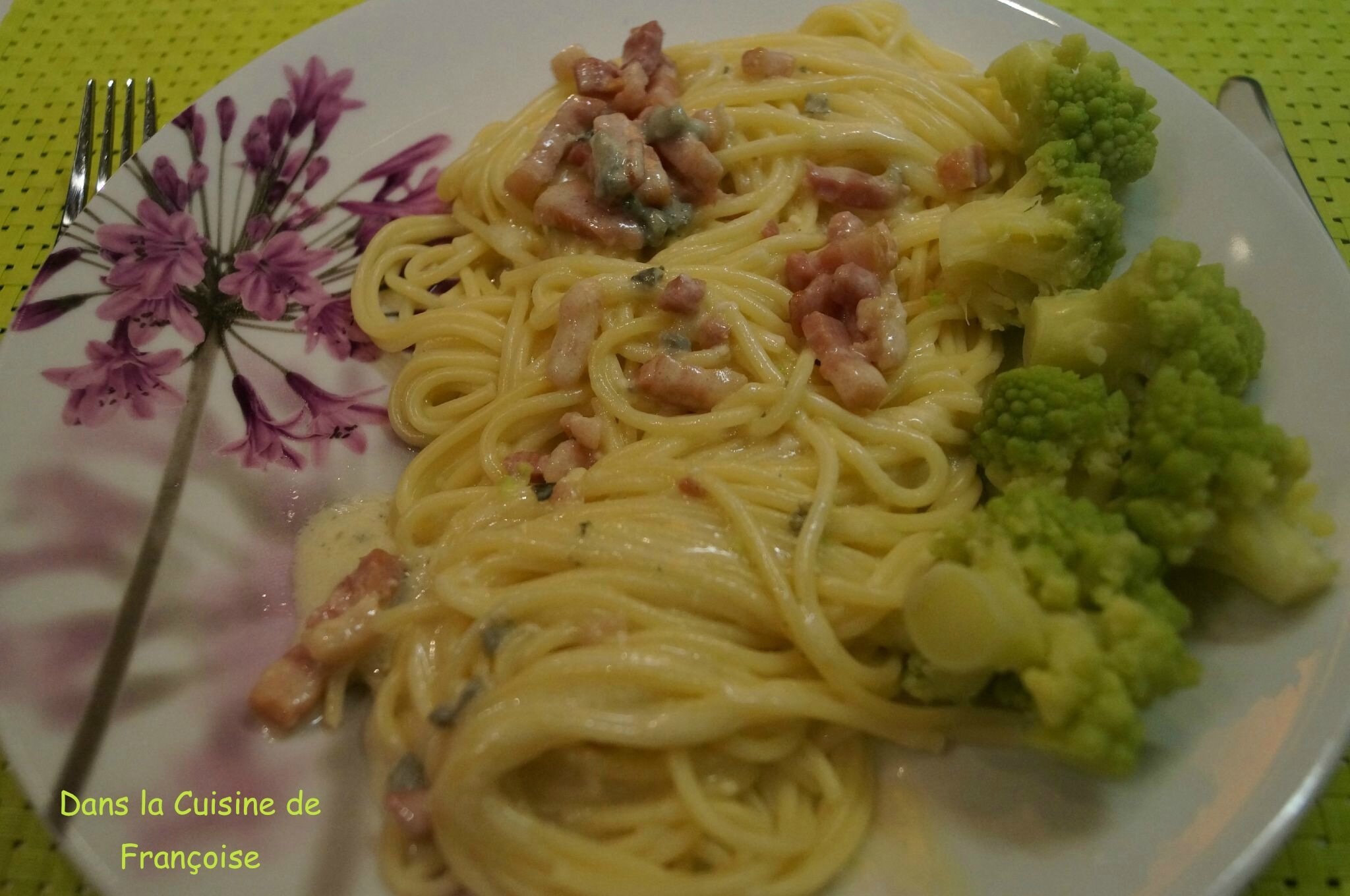 Spaghettis Au Chou Romanesco Lardons Et Roquefort Dans La Cuisine De Francoise