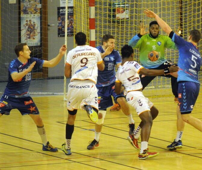 une-scene-de-ce-derby-engage-et-equilibre-avec-une-defense-de-l-essahb-qui-a-tenu-le-choc-face-aux-attaquants-selestadiens-photo-dna-cedric-joubert-14487