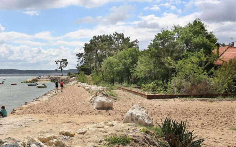 sur-le-quai-de-la-plage-du-mimbeau-des-proprietes-ont-realise-de-gros-travaux-denrochement-et-installe-des-jardinieres