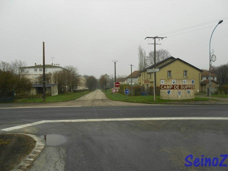 Juste en face la gare, l'entrée du camp de Suippes, citée militaires