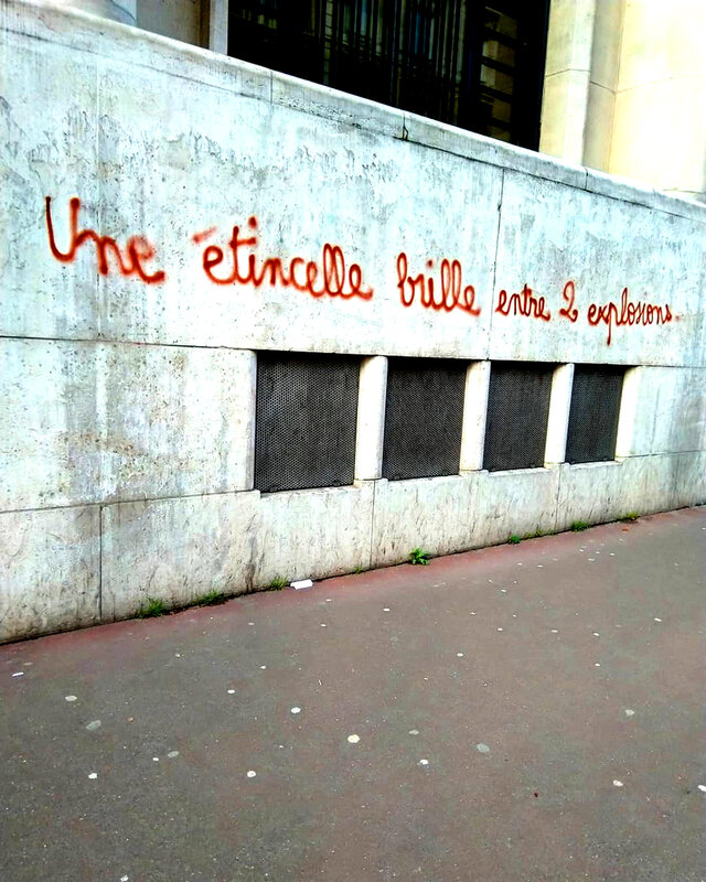 Une étincelle brille entre deux explosions