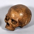 Important crâne sculpté en bois patiné XVII-XVIIIème siècle. photo Eve