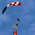 Pour les... 100 ans de son grand-père vétéran du jour- j, elle saute en parachute avec les drapeaux américain et... normand!