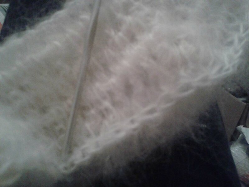 DEBUT D UN GILET COURT EN MOHAIR TAILLE 6 MOIS 