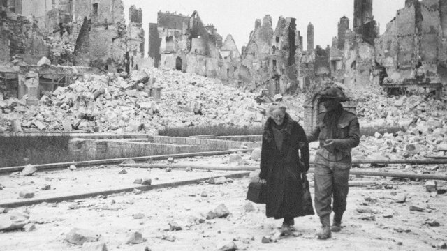 juin_1944_caen_bombardements_soldatusaideunevieillefemme_afp