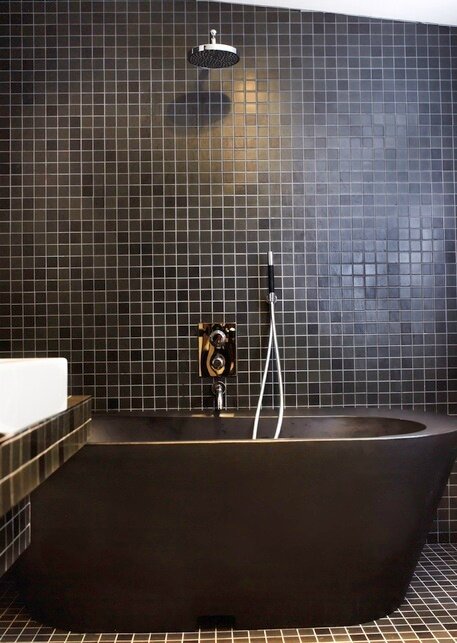 Une-salle-de-bain-noire-carrelage-et-baignoire