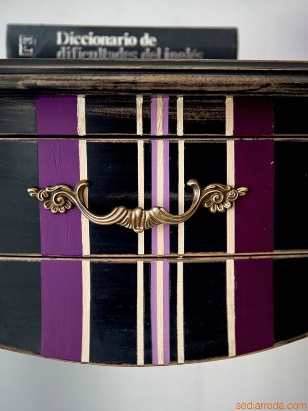 hires-crile-decor-1454-detail-console-classique-en-bois-vielli-laque-noir-avec-decoration-raye-prune-noir