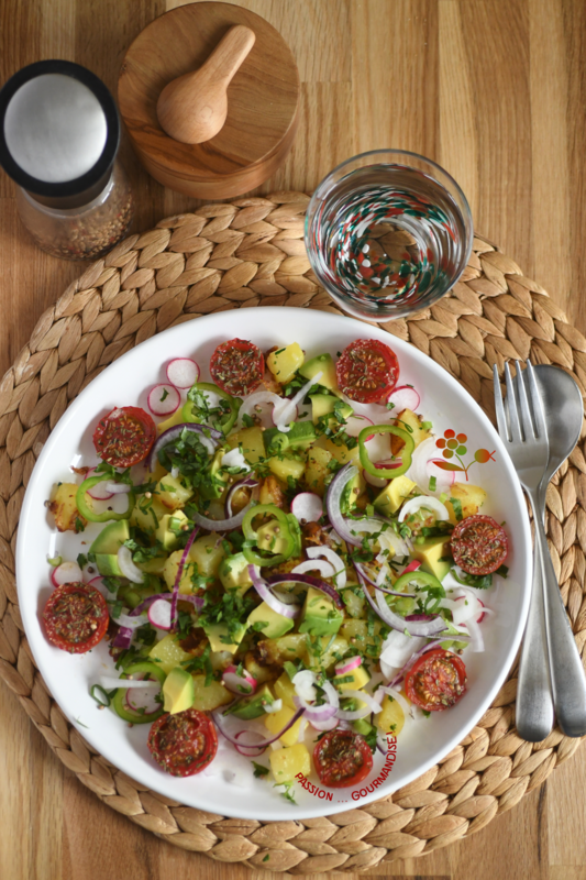 Salade tiède de pomme de terre sautées, avocat, radis, poivron vert & tomates confites_1