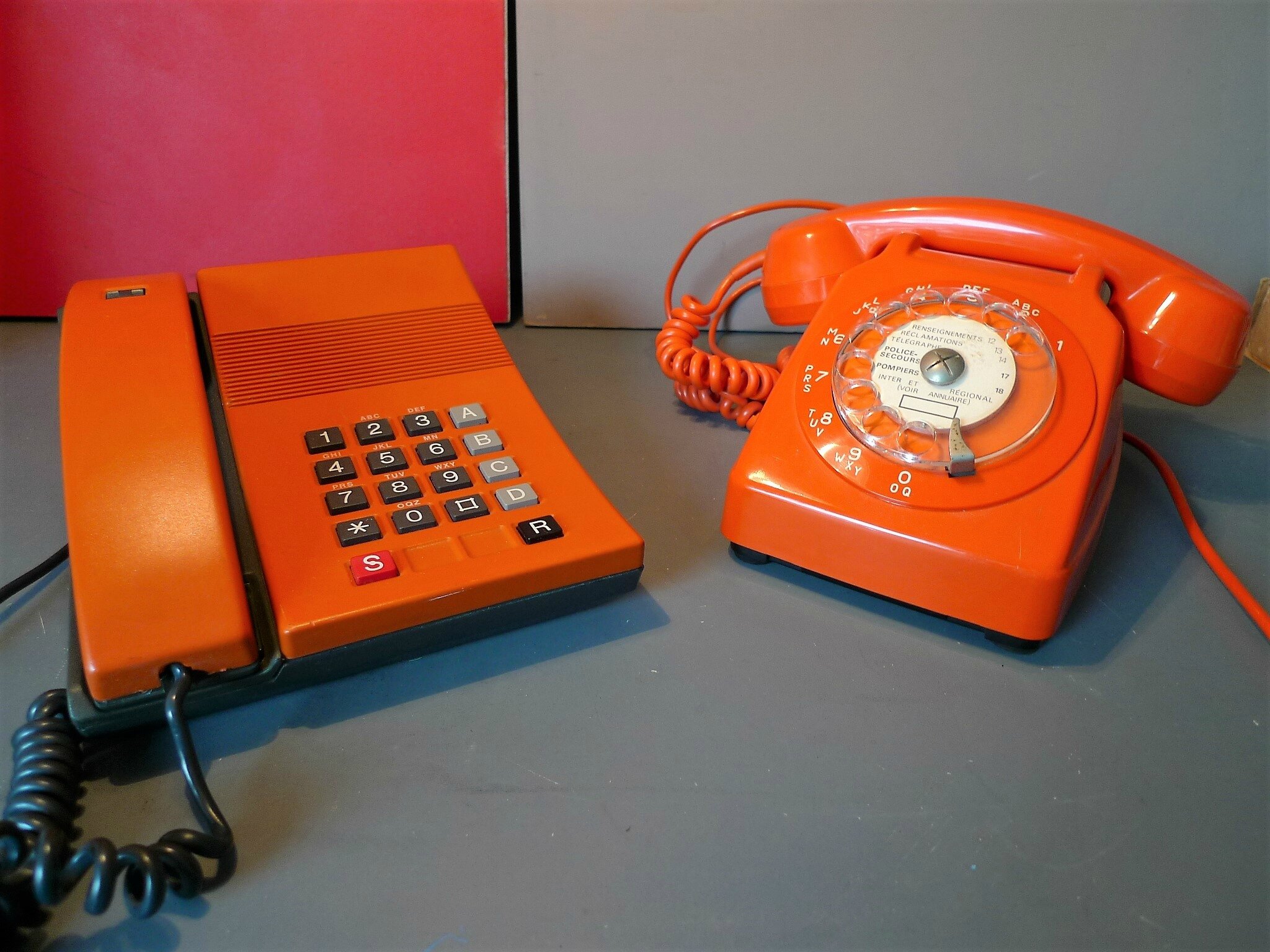 Téléphone vintage Socotel orange à cadran, 1980