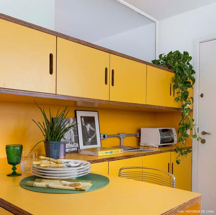 27-decoracao-apartamento-cozinha-amarela-marcenaria-colorida