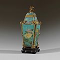 Important vase couvert en bronze doré et émaux cloisonnés polychromes sur fond bleu, chine, dynastie qing, période qianlong