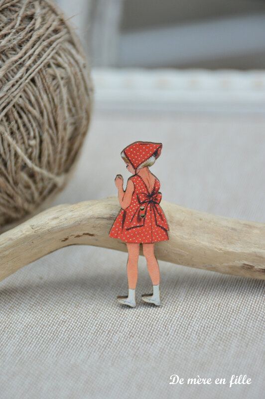 fillette robe rouge de dos