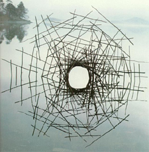 Andy_Goldsworthy_Sticks_Framing_a_Lake_sculpture