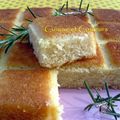Gâteau de semoule à l'huile d'olive, amandes, sirop au romarin et à l'abricot
