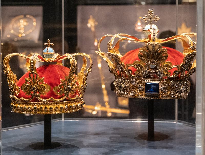 Couronnes des monarques absolus, utilisées pour tous les couronnements Reine à gauche et Roi à droite