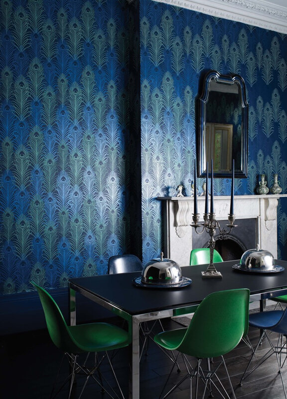 couleur-indigo-decoration-salle-manger-papier-peint-indigo-motif-plume-paon