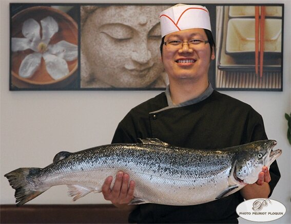 MONTAUBAN_restaurant_japonais_SUSHIDO_Leo_Zhang_presentant_un_saumon_de_7_kg