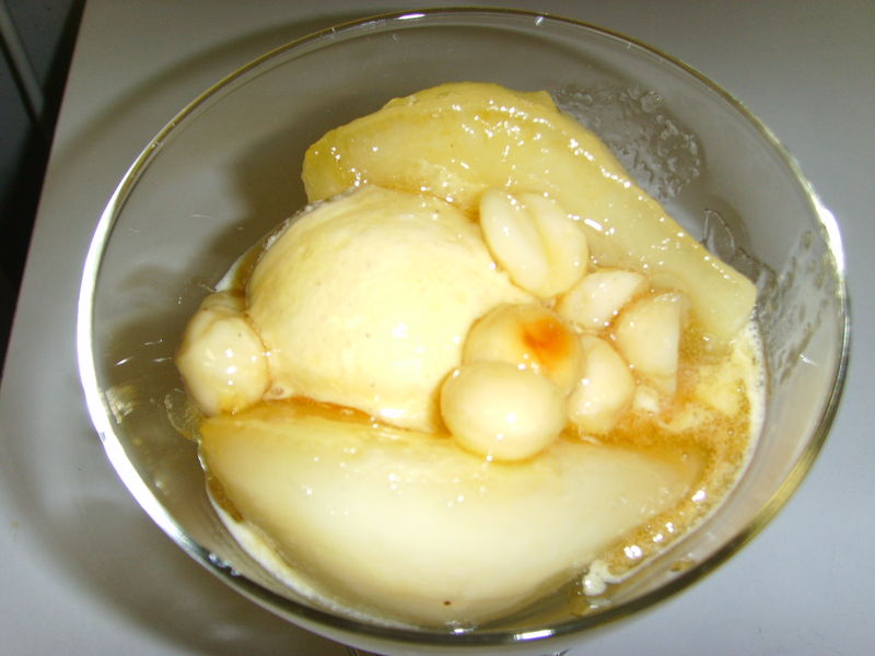 Poires pochées au miel et ses noix de macadamia