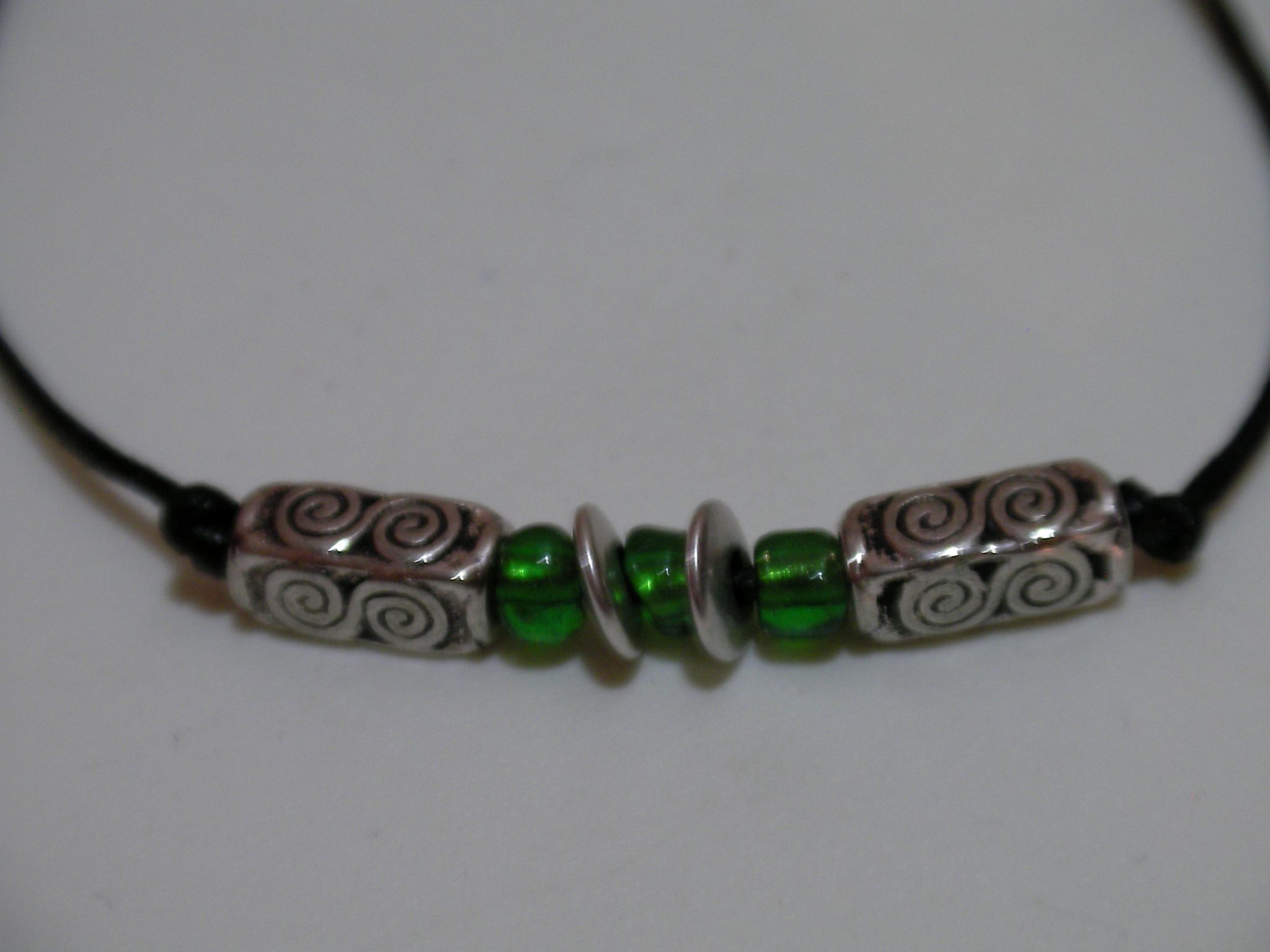 bracelet queue de rat, perles métal/rocaille verte détail
