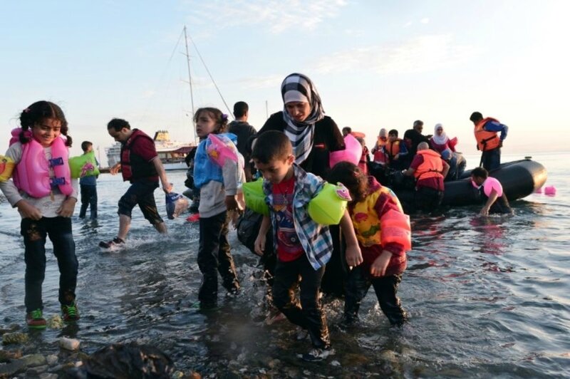 799526-des-migrants-syriens-debarquent-d-un-canot-pneumatique-sur-l-ile-de-kos-le-15-aout-2015