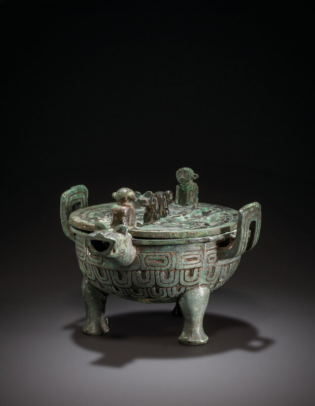 2020_CKS_18883_0010_002(a_rare_bronze_tripod_pouring_vessel_and_a_cover_xiaoliuding_late_weste010905)