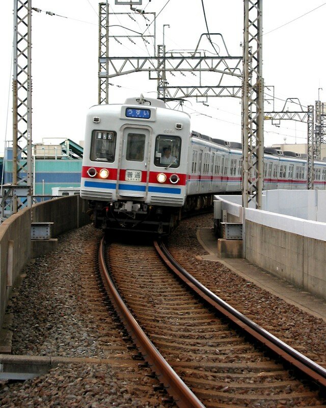 Keisei 3300 (3353) arrivant à Aoto, Tôkyô