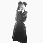 1962_07_10_by_bert_stern_dark_costume_with_hat_01_1