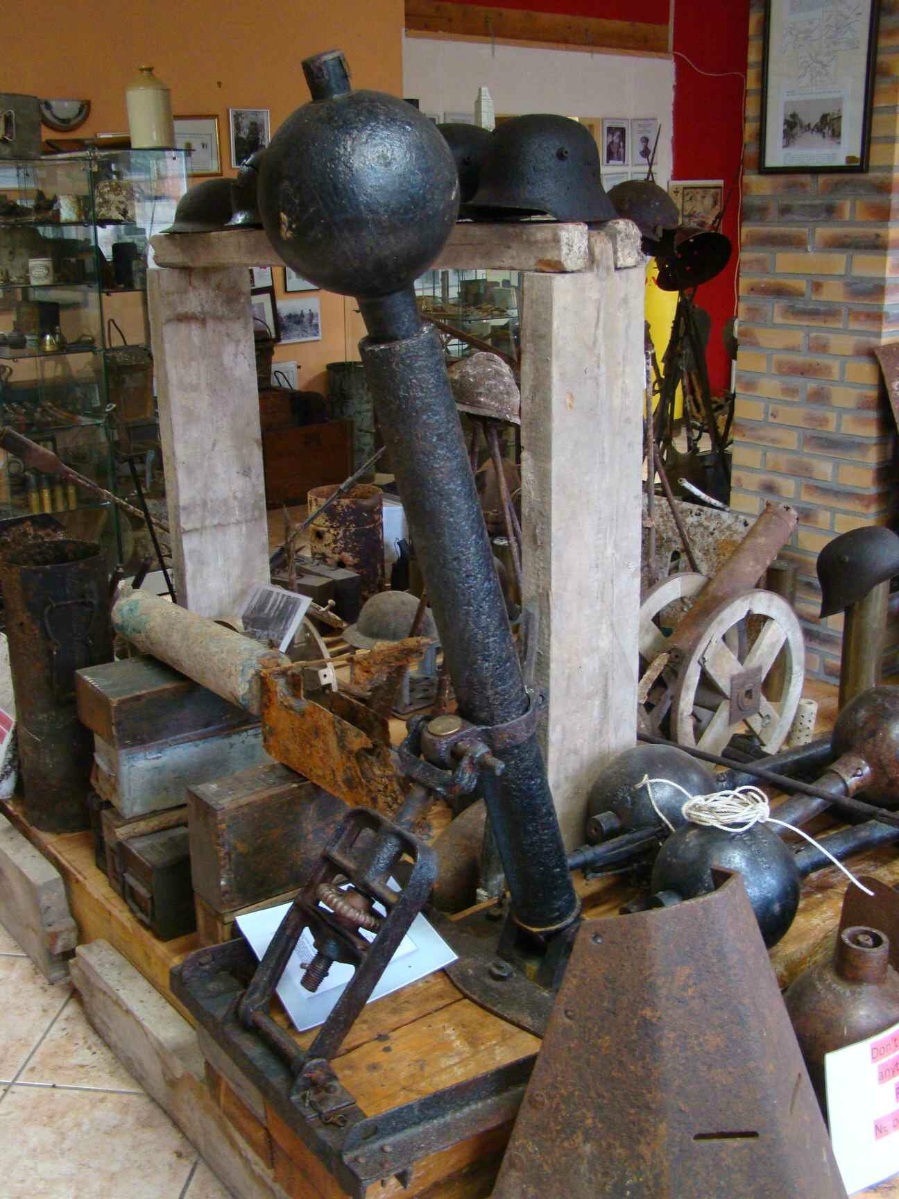 Mortier moyen de 2 in Toffee Apple à Pozières Canons survivants de la Grande Guerre / WW1