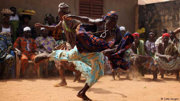 DANSEUR ADEPTE VAUDOU DU BENIN PUISSANT MAITRE MARABOUT SORCIER VAUDOU