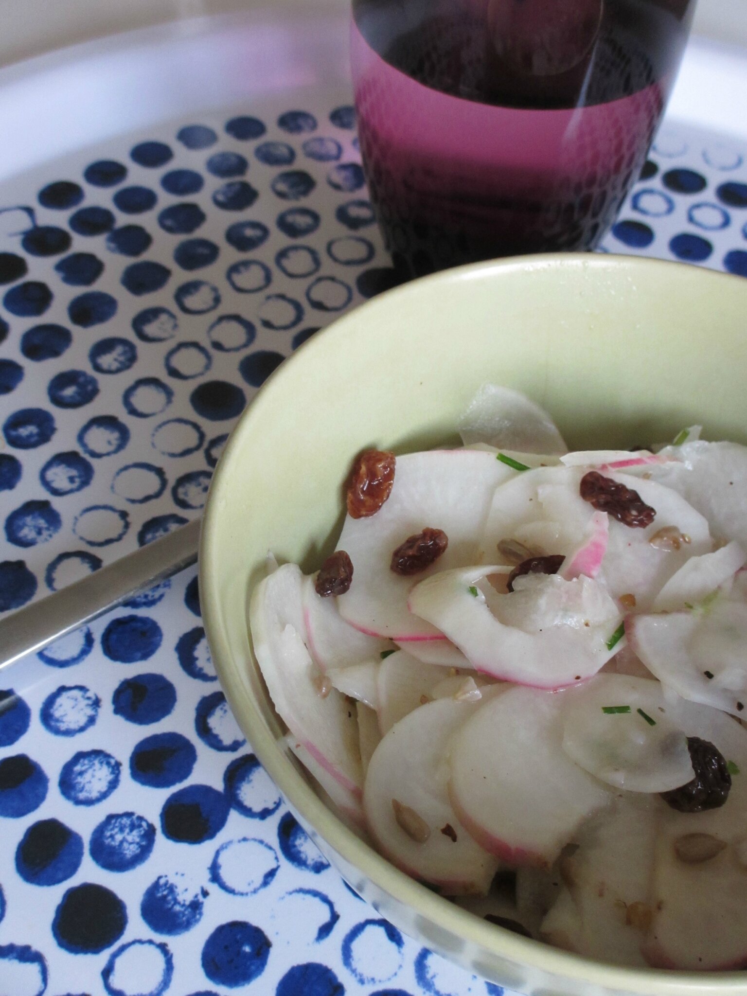 Salade de navets nouveaux crus aux raisins secs et graines de tournesol ...