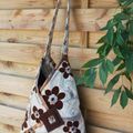 sac à main triangulaire fleuri marron