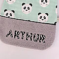 Bavoir prénom Arthur cadeau personnalisé de naissance vert menthe gris panda