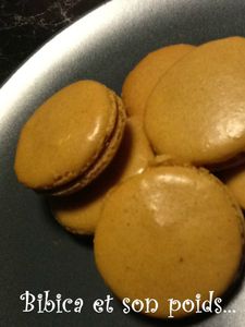 Macarons caramel au beurre salé gros plan