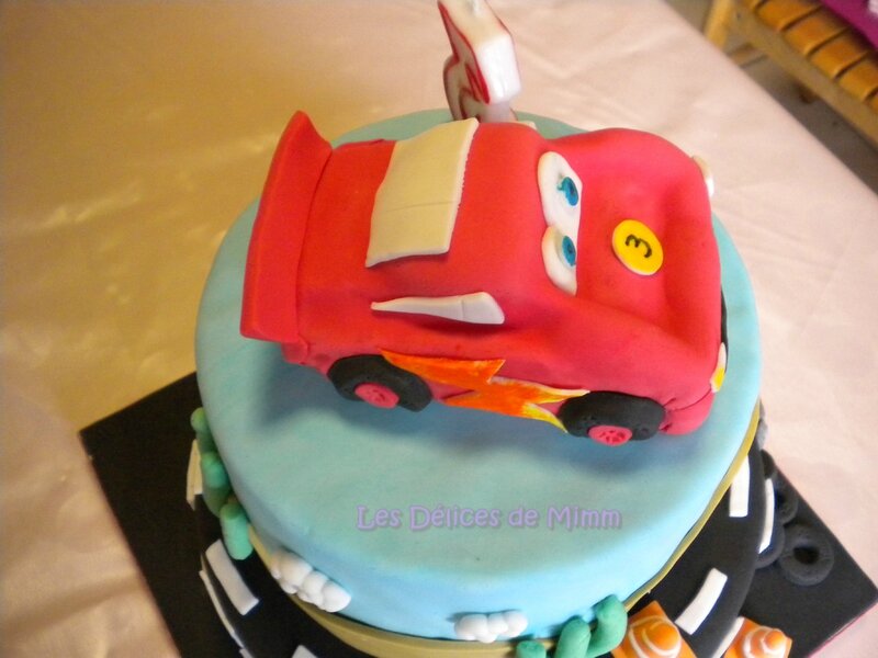 Un gâteau Cars avec voiture Flash Mcqueen 8